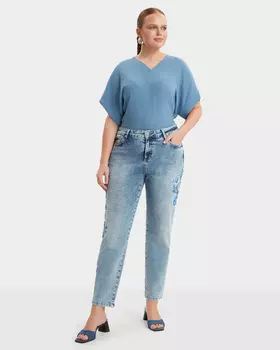 Джинсы MOM с изысканной цветочной вышивкой