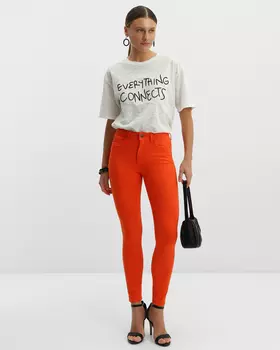 Джинсы зауженного кроя с высокой посадкой