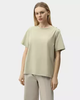 Футболка прямого кроя с декоративными пуговицами на плече