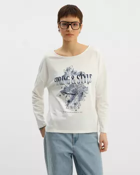 Лонгслив с вырезом-лодочкой и принтом на полочке