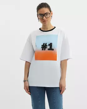 Футболка прямого кроя с принтом на полочке и декором бусинами