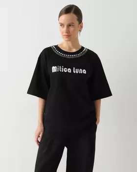 Футболка оверсайз со спущенными плечами и декором из страз