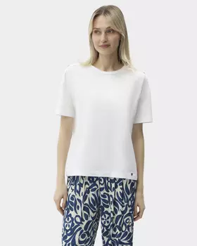 Футболка с металлическими пробивными кнопками на плечах