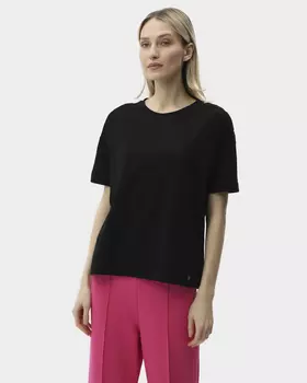 Футболка с металлическими пробивными кнопками на плечах