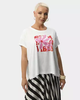 Футболка с ярким летним принтом и термоклеевыми стразами