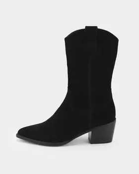 Казаки из натуральной замши с устойчивым скошенным каблуком