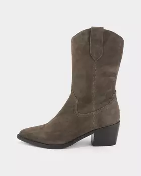 Казаки из натуральной замши с устойчивым скошенным каблуком