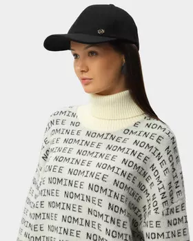 Кепка с металлическим логотипом