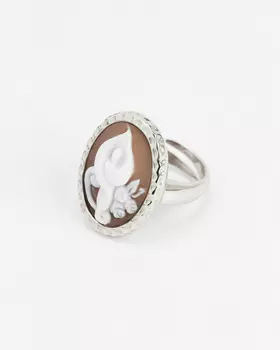 Кольцо из серебра с камеей из морской раковины