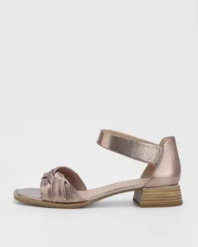 Кожаные босоножки с застежками-липучками