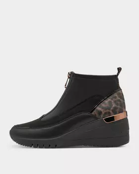 Кроссовки со съемной стелькой на танкетке