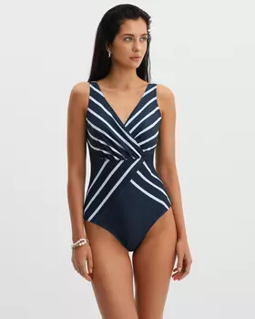 Слитный купальник с контрастным геометричным рисунком