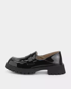 Лоферы из лакированной кожи на нескользящей подошве с протектором