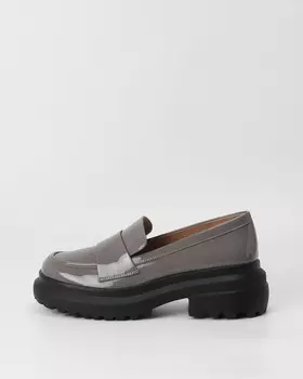 Лоферы из лаковой кожи на высокой подошве