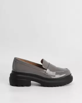 Лоферы из лаковой кожи на высокой подошве