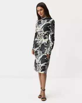 Платье А-силуэта с драпировкой и акцентным поясом