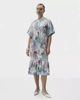 Платье прямого кроя с объемным рукавом-фонариком, широкой оборкой внизу и принтом с морской тематикой