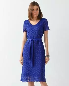 Кружевное платье с V-образным вырезом и поясом в комплекте