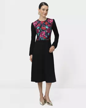 Платье с отрезной юбкой, легкими пышными рукавами и цветочным принтом