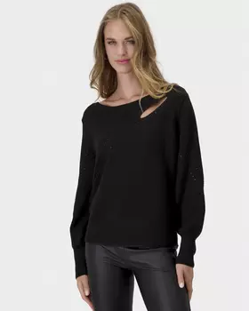 Пуловер с акцентным вырезом и стразами