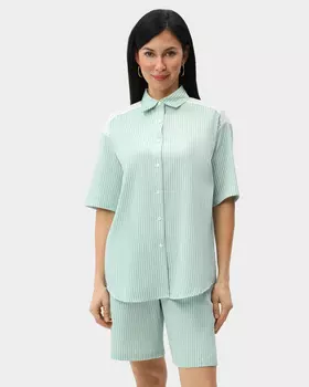 Рубашка из мягкого материала со спущенной линией плеча