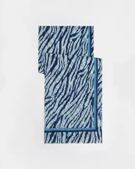 Легкий шарф из полупрозрачной ткани с анималистическим принтом