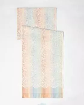 Шарф с ажурным узором и бахромой по краям