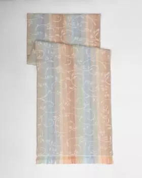 Шарф с узорами и бахромой по краям