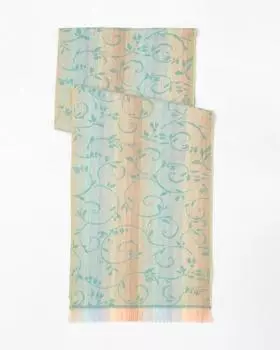 Шарф с узорами и бахромой по краям