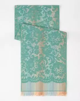 Шарф с ажурным узором и бахромой по краям