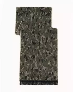 Шарф с анималистическим дизайном и бахромой по краям
