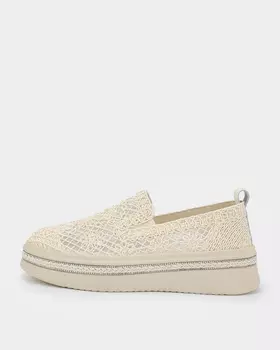 Слипоны с кружевным узором и инновационной стелькой