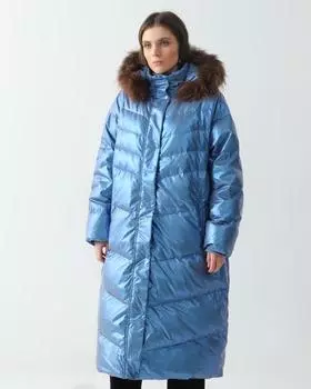 Стеганый удлиненный пуховик с оторочкой из меха енота