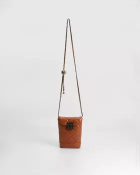 Сумка для телефона из натуральной кожи стеганой фактуры с ремнем-кроссбоди с фиксатором и декорированной застежкой