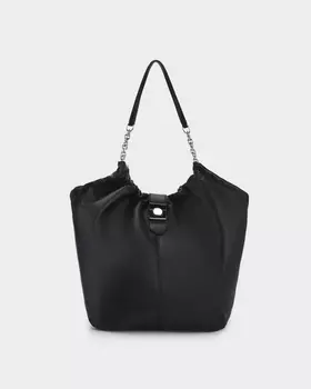 Сумка из гладкой кожи со сборкой и акцентными цепями на ручках