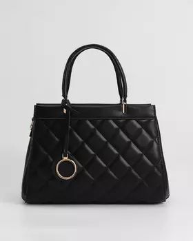 Сумка из искусственной кожи стеганой фактуры с дополнительным ремнем и декоративным брелоком