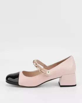 Туфли из натуральной кожи с контрастной лаковой носочной частью, с эластичной вставкой, декорированные цепью и бусиной