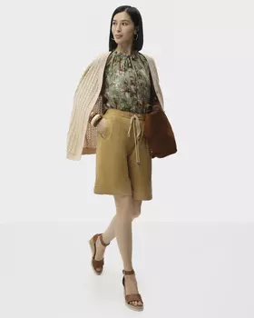 Удлиненные шорты с глубокими складками спереди