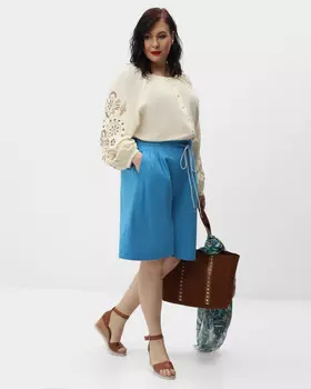 Удлиненные шорты с глубокими складками спереди