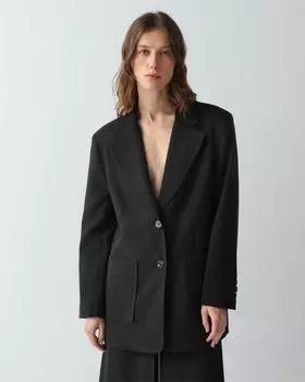 Удлиненный однобортный блейзер с накладными карманами и застежкой на пуговицу