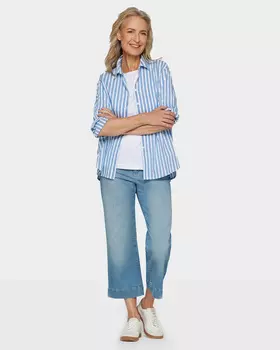 Укороченные джинсы с цепочками мониль на карманах