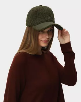 Утепленная бейсболка с тедди-эффектом