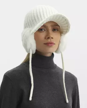 Утепленная шапка с козырьком и ушками