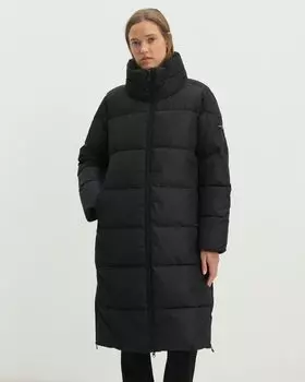 Утепленное пальто с воротником-стойкой и застежкой на молнию