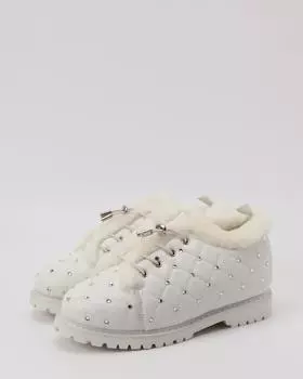 Утепленные ботинки из натуральной кожи с эластичным шнурком-кулиской, декорированные трендовой стежкой и стразами