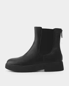 Утепленные ботинки на устойчивом каблуке и фактурной подошве