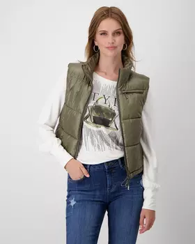 Утепленный стеганый жилет прямого кроя с боковыми карманами