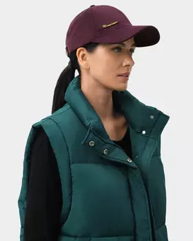 Велюровая бейсболка с металлическим декором