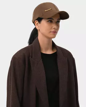 Велюровая бейсболка с металлическим декором