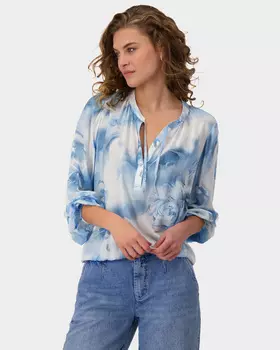 Воздушная блузка из вискозы с нежным цветочным принтом